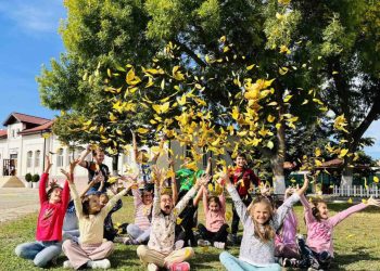 Снимка на броя: В НУ „Захари Стоянов“ в Любимец посрещат есента