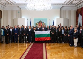 Президентът Румен Радев връчи националния флаг на 33-тата българска полярна експедиция