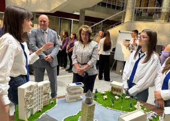 Служебните министри на образованието и науката - проф. Галин Цоков, и на регионалното развитие и благоустройството - Виолета Коритарова.