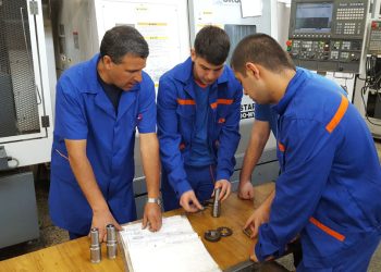 Гимназистите усвояват 78 занаята чрез работа