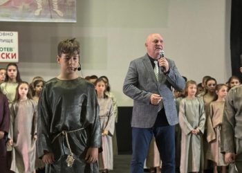 3. ОУ „Христо Ботев“ в Сандански с плакет от МОН