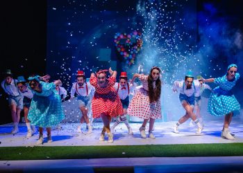 Снимка на броя: Абсолвенти от НАТФИЗ представят спектакъла „Питър Гинт“