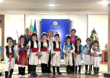 Столични ученици пресъздадоха коледуване в МОН