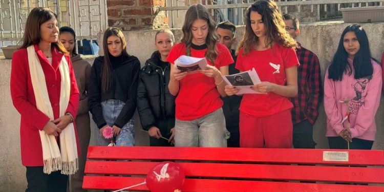 Червена пейка срещу насилието над жени в пловдивски училища