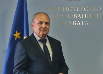 Над 40 000 студенти на практика в реална работна среда по проект на МОН