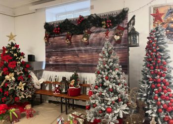 Ученици внасят коледния дух в МОН