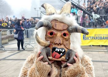 Участник в "Сурва" 2025 с кукерска маска