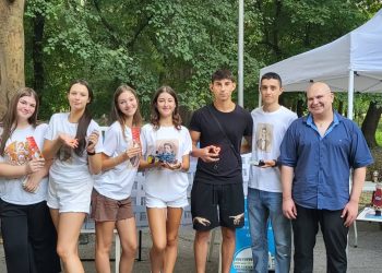 Динко Динев заедно със свои ученици