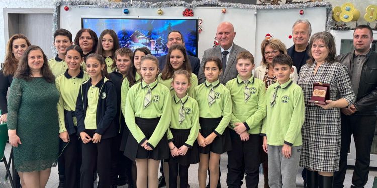 Служебният министър на образованието и науката проф. Галин Цоков присъства на интегриран STEM урок между две училища - ОУ "Христо Смирненски" в Момин проход и СУ "Неофит Рилски" в Долна баня