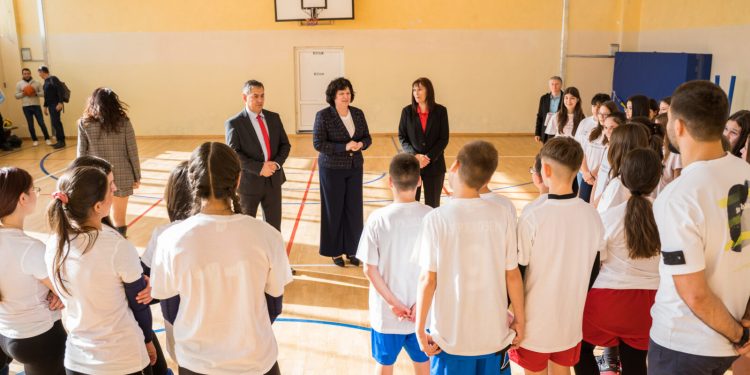 Заместник-министърът на образованието и науката Таня Михайлова разговаря с ученици от Смолян и Рудозем за вредата от зависимостите