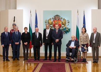 Президентът Румен Радев удостои с висши държавни отличия петима изявени български учени, преподаватели и общественици на церемония в Гербовата зала на „Дондуков“ 2