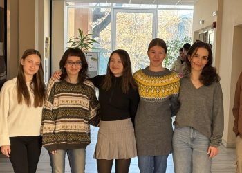 Наши гимназисти с награда от конкурс за космическа колония