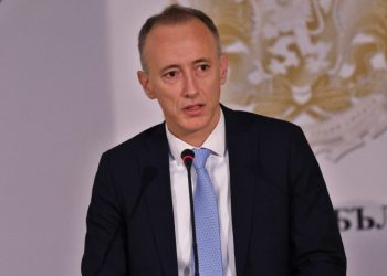 Ще инициирам промяна в Закона за предучилищното и училищното образование, която да ограничи възможността кметовете на общини да обявяват еднолично неучебни дни, написа министърът на образованието и науката Красимир Вълчев