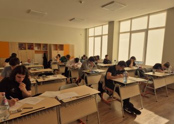 Ученици решаваха сложни физични казуси в олимпиада на МОН