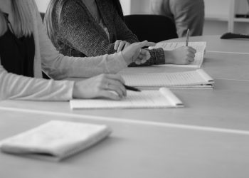 „Клас прослужено време“ – конфликт между поколения или стимул за развитие?