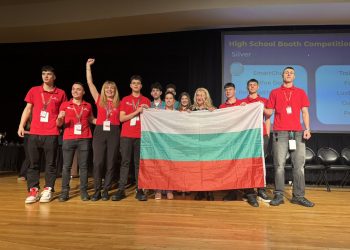 Ученици от Националната търговско-банкова гимназия с отличия от световно състезание в Ню Йорк