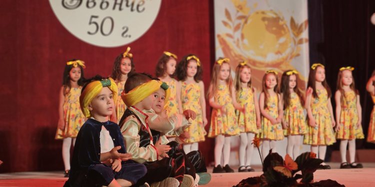 Снимка на броя: Царство на децата