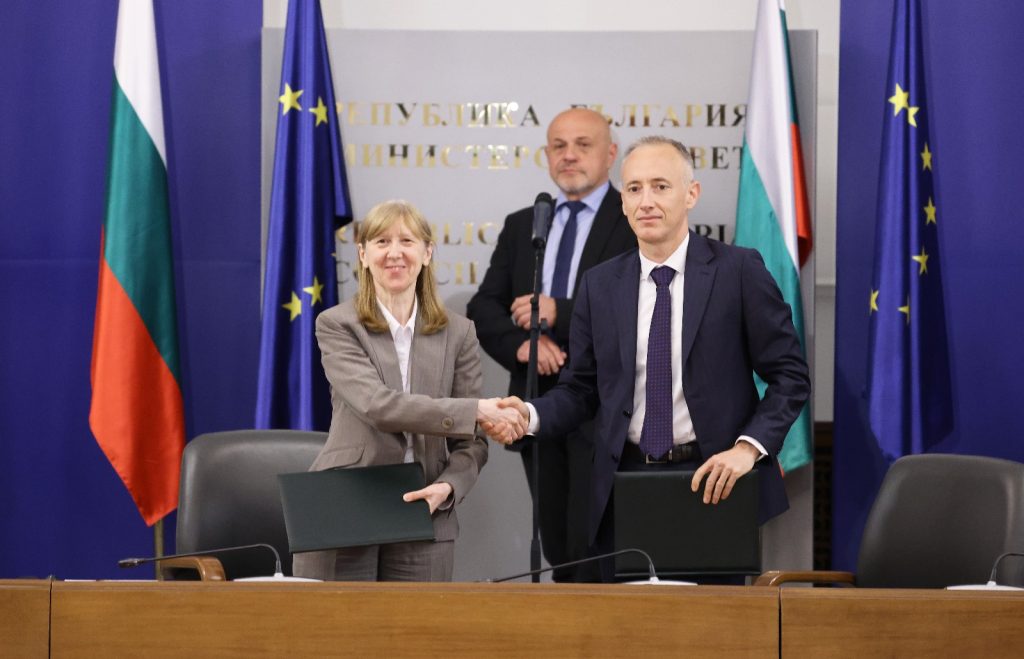 Световната банка ще подпомага България за по-ефективното използване на информационните ресурси в образованието. Това става по силата на подписаното от министъра на образованието и науката Красимир Вълчев и вицепрезидента на международната институция за Европа и Централна Азия Антонела Басани споразумение „Укрепване на изготвянето и използването на данни за по-добри резултати от обучението в България“