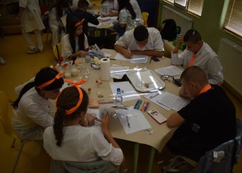 Ученици търсят състава на храни и напитки на националното състезание „Природните науки в кухнята“