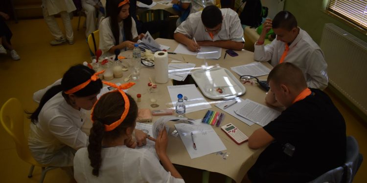 Ученици търсят състава на храни и напитки на националното състезание „Природните науки в кухнята“