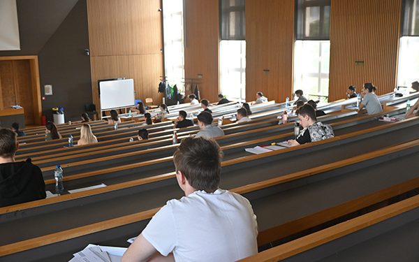 Приемат 41 566 студенти държавна поръчка наесен