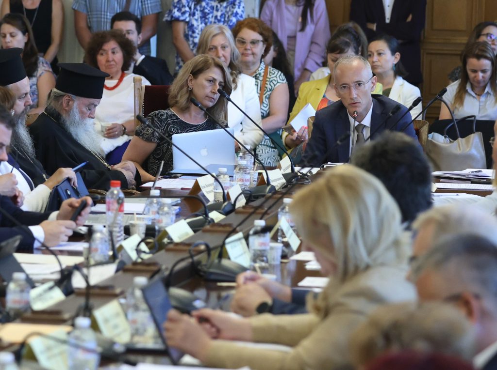 В парламентарната Комисия по образованието и науката започнаха дебатите по внесените от Министерския съвет промени в Закона за предучилищното и училищното образование