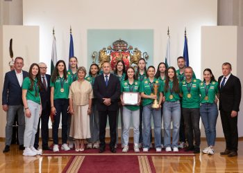 Президентът Румен Радев удостои с Почетен плакет на държавния глава българския национален отбор по волейбол за жени до 19 години по повод спечелената световна титла