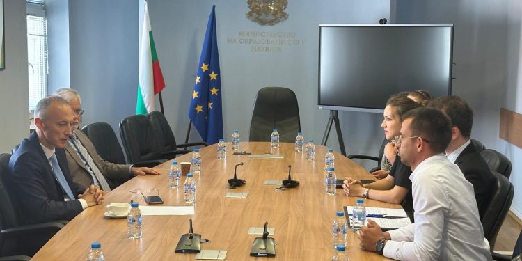 Без рязък скок на платено обучение