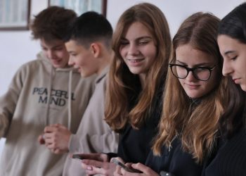 Забраната за смарт устройства в училище влиза в сила през ноември