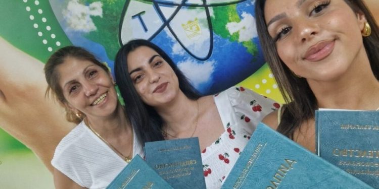 Все повече деца от уязвими групи избират образованието