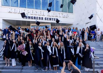 Първият випуск млади лекари от Бургаския държавен университет се дипломира