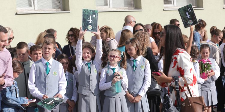 Столичното 51. СУ откри новата учебна година с тържествен водосвет