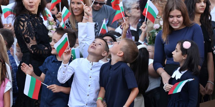 Министър Красимир Вълчев в първия учебен ден: Учителите имат нужда от подкрепата ни