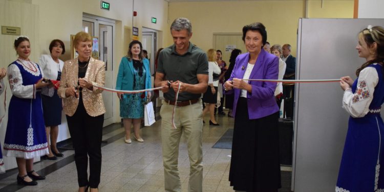 Зам.-министър Емилия Лазарова откри нов STEM център в Природо-математическата гимназия в Ботевград