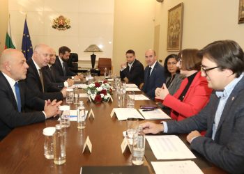 България проучва възможността за строителство на гигафабрика за изкуствен интелект в партньорство с IBM и Европейската комисия