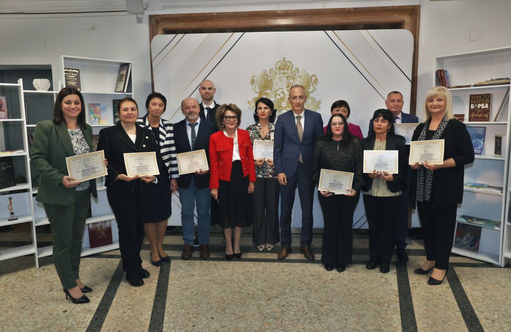 Десет изявени учители получиха наградата на МОН „Константин Величков“ за принос към образованието. Отличията бяха връчени от министъра на образованието и науката Красимир Вълчев в навечерието на Деня на народните будители