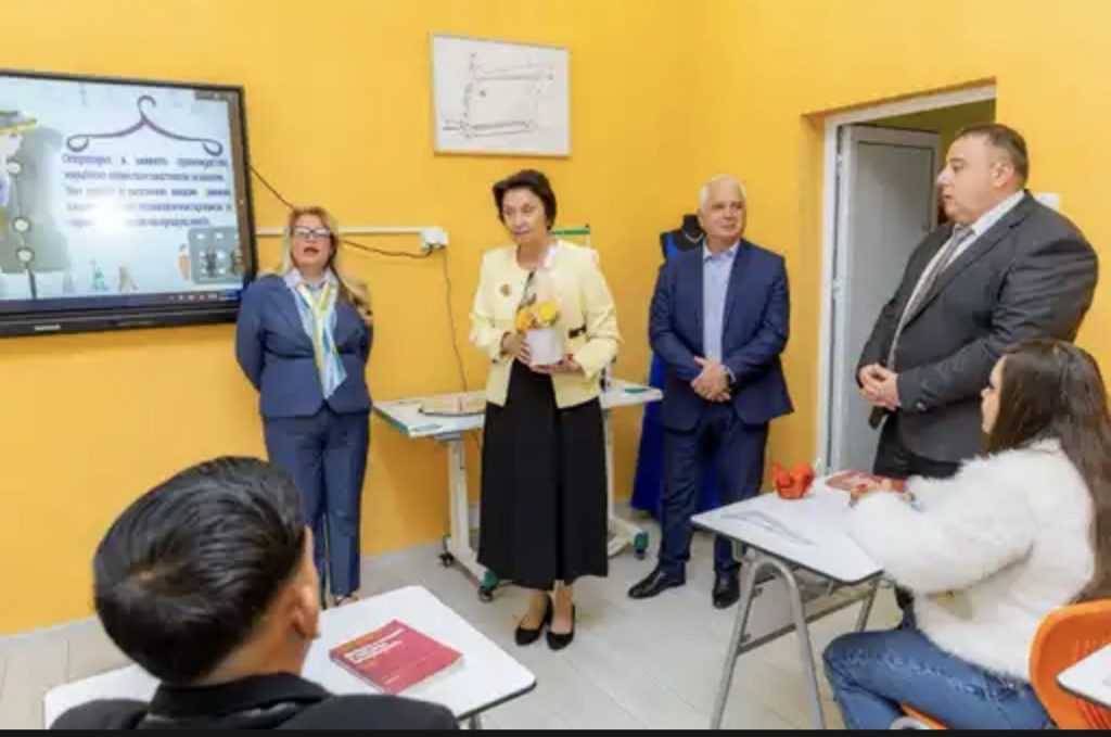 Заместник-министърът на образованието и науката д-р Емилия Лазарова откри новия STEM център в Средно училище „Антон Попов“ в Петрич