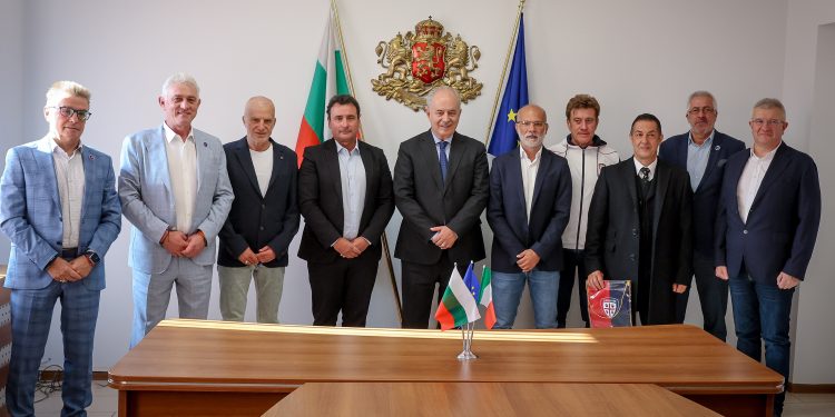 Италианският футболен тим Каляри ще си партнира с две столични училища