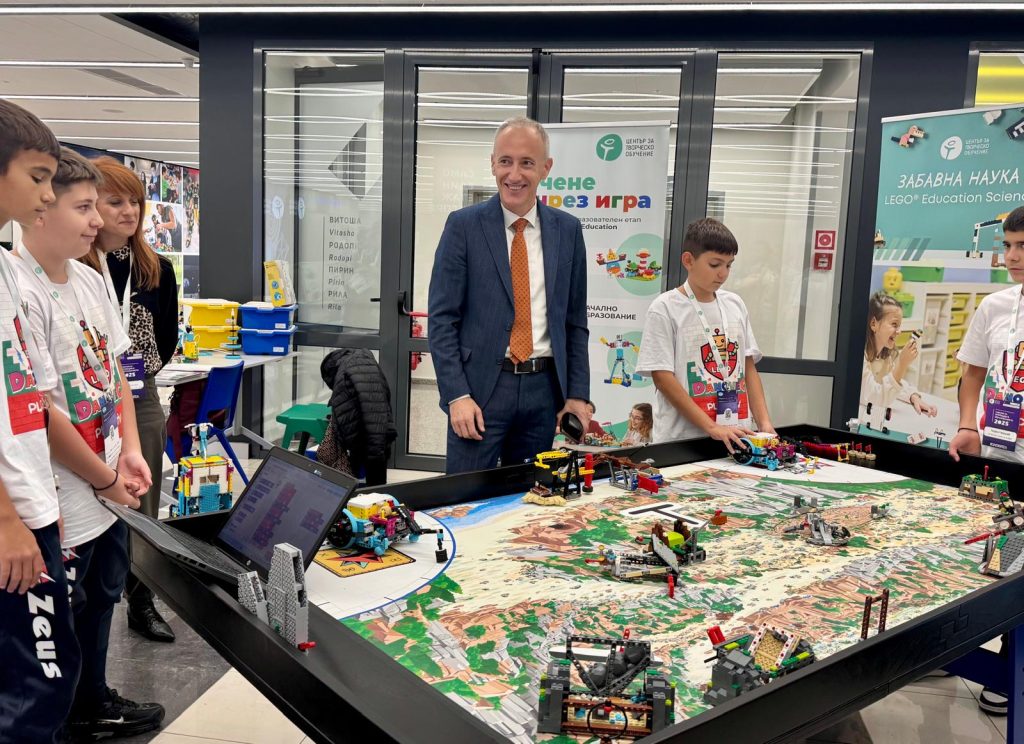 В ерата на изкуствения интелект обществените и природните науки помагат на децата да разбират света и технологиите, а изкуствата – да развиват креативността си“, заяви министърът на образованието и науката Красимир Вълчев