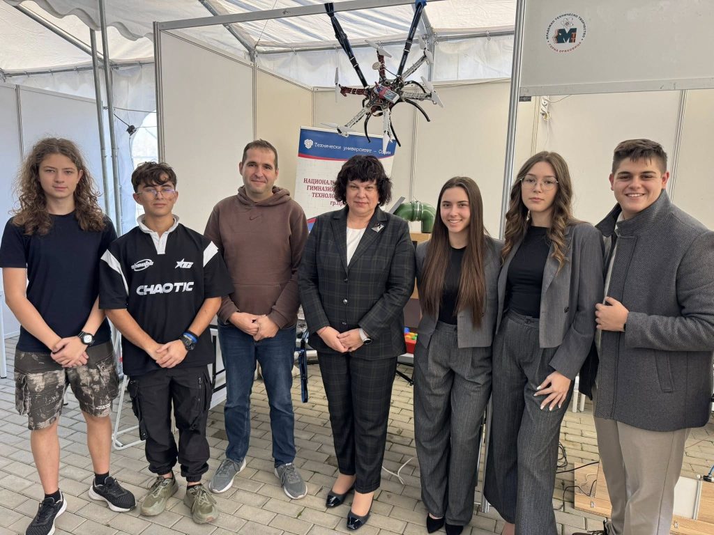 Футбол с дронове, дигитално измервателно колело, инсталация за рециклиране на пластмасови бутилки и система подреждане на кубче „Рубик“ донасят на своите създатели четирите първи награди в IX националното изложение конкурс „Младежко техническо творчество“ в Горна Оряховица