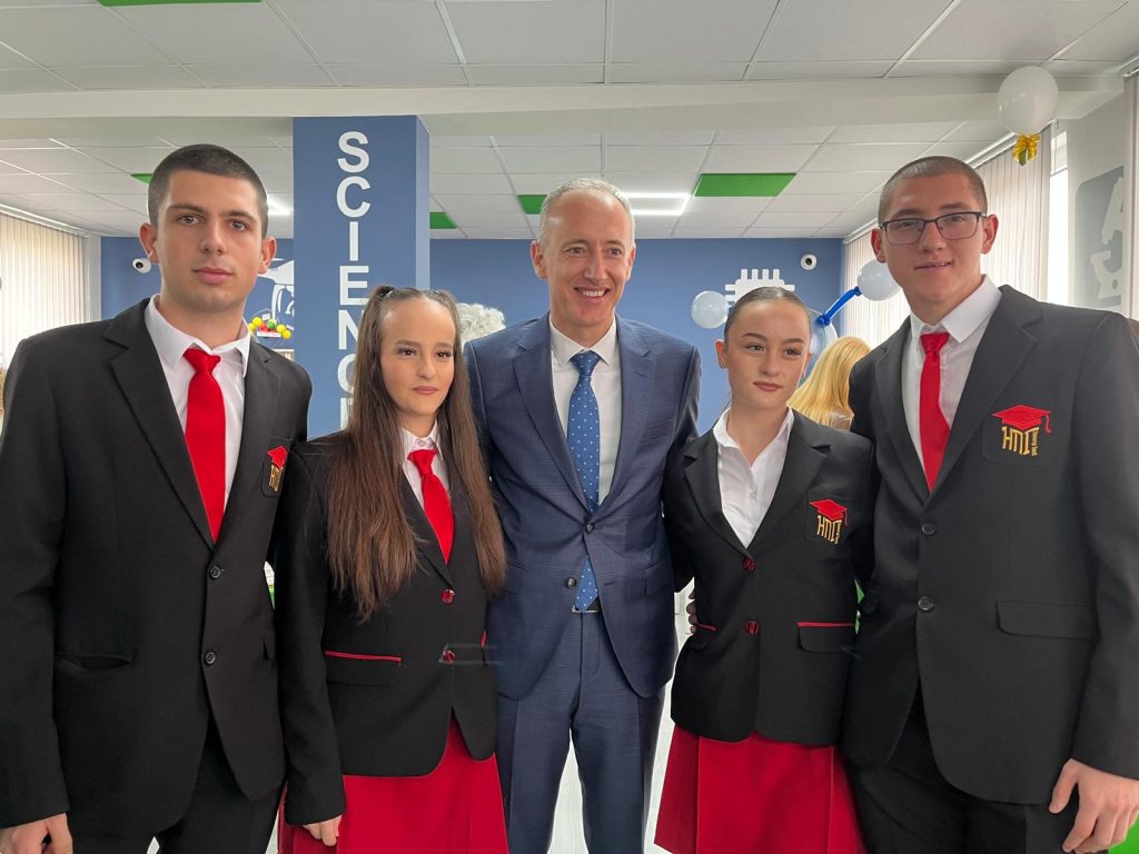 Министърът на образованието и науката Красимир Вълчев откри четири нови училищни STEM центъра, новопостроени сгради и спортни площадки в три благоевградски общини