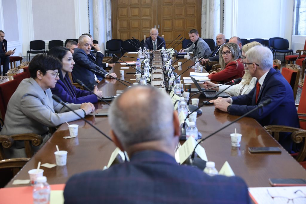 Увеличение на броя на новоприетите студенти в инженерните технически професионални направления, в професионално направление „Физически науки“, в специалности „Медицинска сестра“ отчете министърът на образованието и науката Красимир Вълчев по време на изслушване в ресорната парламентарна комисия