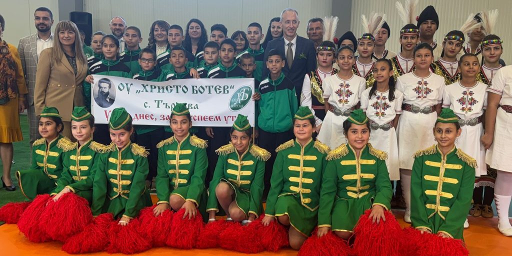 Министърът на образованието и науката Красимир Вълчев откри новия физкултурен салон в ОУ "Христо Ботев" в село Търнава, община Бяла Слатина, финансиран по Програмата за изграждане и основен ремонт на спортни площадки и физкултурни салони на МОН