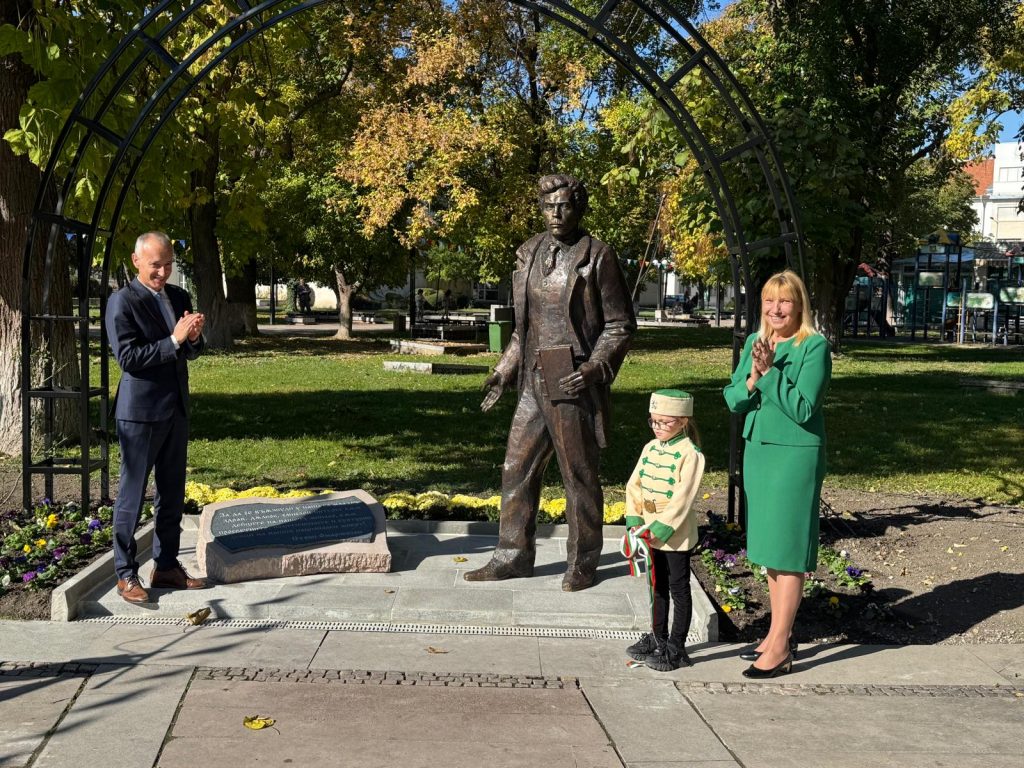 Министърът на образованието и науката Красимир Вълчев участва в откриването на паметник на бележития български общественик, политик и просветен деец Стоян Омарчевски в Нова Загора