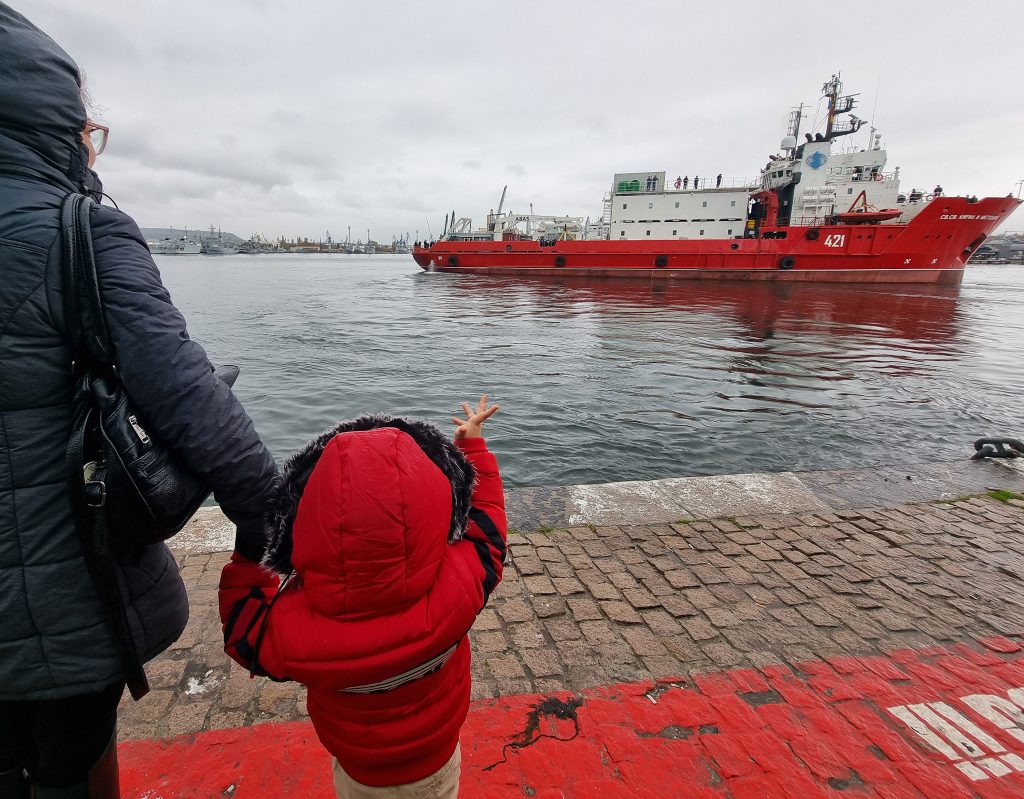 Българският научноизследователски кораб „Св. св. Кирил и Методий“ бе изпратен с тържествена церемония на Морската гара във Варна за своята четвърта експедиция до Антарктида. Очаква се той да хвърли котва пред антарктическата ни база „Св. Климент Охридски“ на остров Ливингстън в края на декември, според капитана на плавателния съд Радко Муевски. По пътя си корабът ще посети в средата на декември аржентинското пристанище Мар дел Плата. Има вероятност да посети и аржентинското пристанище Ушуая – най-големия в архипелага Огнена земя. Освен това се очаква при това плаване за първи път корабът да посети и Пунта Аренас, Чили. По план екипажът трябва да се завърне у дома в средата на април 2026 г. В рамките на 34-тата българска полярна експедиция с кораба „Св. св. Кирил и Методий“ на о. Ливингстън ще бъдат доставени обзавеждане и оборудване за открития през миналата година лабораторен комплекс, необходимото за всички научноизследователски проекти, сглобяема сграда за сеизмична и метеорологична лаборатория, материали и провизии за базата. С полярния ни кораб ще бъде подсигурена дейността на учените както в района на остров Ливингстън, така и на Южните Шетландски острови. Както досега, ще има съвместна дейност с Испанската атлантическа програма и с екипи от други държави. Планира се корабът отново да стигне до Антарктическия полуостров и до близка аржентинска база. При изпращането на кораба председателят на Българския антарктически институт и ръководител на 34-тата национална антарктическа експедиция проф. Христо Пимпирев заяви, че родни изследователи ще стъпят и на Антарктическия полуостров, предава БТА. Той посочи, че акцентът на експедицията тази година е основно върху научните изследвания. „Антарктида е като друга планета, тя е Белият Марс, а новата лаборатория ще даде възможност за изследвания в областта на всички науки“, посочи проф. Пимпирев. Той уточни, че оборудването позволява пробите, които се взимат в много специфична среда, вече да се изследват на място. Първата група от 34-тата българска антарктическа експедиция отпътува за Ледения континент на 6 ноември с полет от София. Маршрутът на полярниците включва полети до Пунта Аренас и Магелановия пролив в Южна Америка, откъдето ще се качат на борда на чилийския военен кораб „Ахилес“. След преминаване през пролива Дрейк и достигане до база „Св. Климент Охридски“ те ще я подготвят след зимните месеци и ще започнат работата по научни и логистични проекти. В първата група са биологът доц. д-р Симона Георгиева от Института по биоразнообразие и екосистемни изследвания (ИБЕИ) – БАН и д-р Борислава Маргаритова от Биологическия факултет на Софийския университет, които ще изпълняват проекти от Националната програма за полярни изследвания, финансирана от МОН, както и командирът на базата Камен Недков, д-р Цветан Василев, механиците Владимир Гигов и инж. Любен Любенов, електроинженерът Красимир Кръстев, лодководачът Елка Василева, логистиците Анастас Абаджиев и Александър Найденов и готвачът Самуил Челебиев. В Пунта Аренас към групата българи ще се присъединят още четирима учени биолози – проф. Жозе Хавиер и д-р Жосе Секо от Университета в Коимбра, Португалия, ас. Емили Спероу от Университета „Бейлор“ и Ариел Лийхи, докторант от Университета на Род Айлънд, САЩ. Проектът, по който ще работят, е насочен към биоразнообразието в Южния океан. Целта на учените е да установят как да съхранят различните видове, тъй като животинският свят е много чувствителен на климатичните промени. Научната програма на експедицията се финансира изцяло от Национална научна програма за полярни изследвания „От полюс до полюс“. През настоящата кампания ще се реализират общо 25 научни проекта, от които 15 са на български екипи от Софийския и Техническия университет и институти към БАН, в областта на микробиологичните изследвания, морската биология, медицината, социологията, космическите изследвания и океанологията. Ще продължат системните наблюдения на полярната околна среда, предвид климатичните промени. Продължава и проектът за изследване на слънчевата активност, както и изследване на потенциални залежи от ценни елементи и минерали. Мащабен проект е изследването на физикохимията на морската вода и теченията между островите на Южношетландския архипелаг и на пролива Бренсфийлд, който разделя Южните Шетландски острови от континента. Той ще се осъществи с подкрепата и участието на учени от институт в Хамбург, Германия. Германските партньори са осигурили модерна апаратура, която е монтирана на българския кораб. Проучванията ще дадат възможност да бъде изяснено колко се повишава морското ниво и скоростта на разтапяне на ледниците. Продължава участието на учени от Обединени арабски емирства, като през предстоящата експедиция се планира да се построи малка съвместна научна лаборатория за изследване на климатичните промени. Във втората част на експедицията ще работят и учени от Еквадор и Колумбия. Сред задачите на учените при тази експедиция ще бъдат и геологичните проучвания, които трябва да установят дали в района има наличие на редкоземни елементи и минерали.