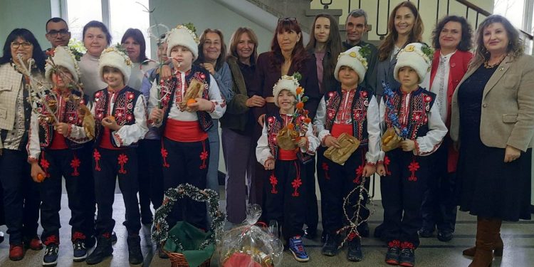 Сурвакари от СУ „Васил Левски“ в Елин Пелин гостуваха на РУО – София-област