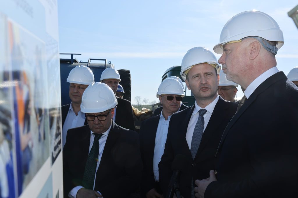 Българската наука има с какво да се похвали, а традициите ни в минно-геоложкото дело са такива, че националният ни капацитет – и научен, и производствен – няма как да не бъде взет под внимание“заяви министър-председателят Росен Желязков