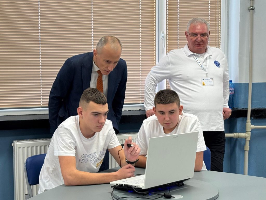 Министър Красимир Вълчев: След STEM кабинетите е важно да се продължи с изграждане на хуманитарни центрове в училищата