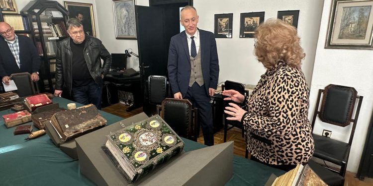 Центърът за славяно-византийски проучвания към Софийския университет съхранява сбирка от 800 средновековни ръкописа