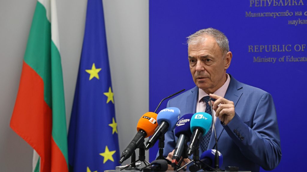 „Работата по реформата на учебните програми ще продължи. По всички предмети са събрани работни групи, които работят по тяхното облекчаване.“ Това заяви служебният министър на образованието и науката проф. Сергей Игнатов след свиканата от него работна среща с началниците на регионалните управления на образованието